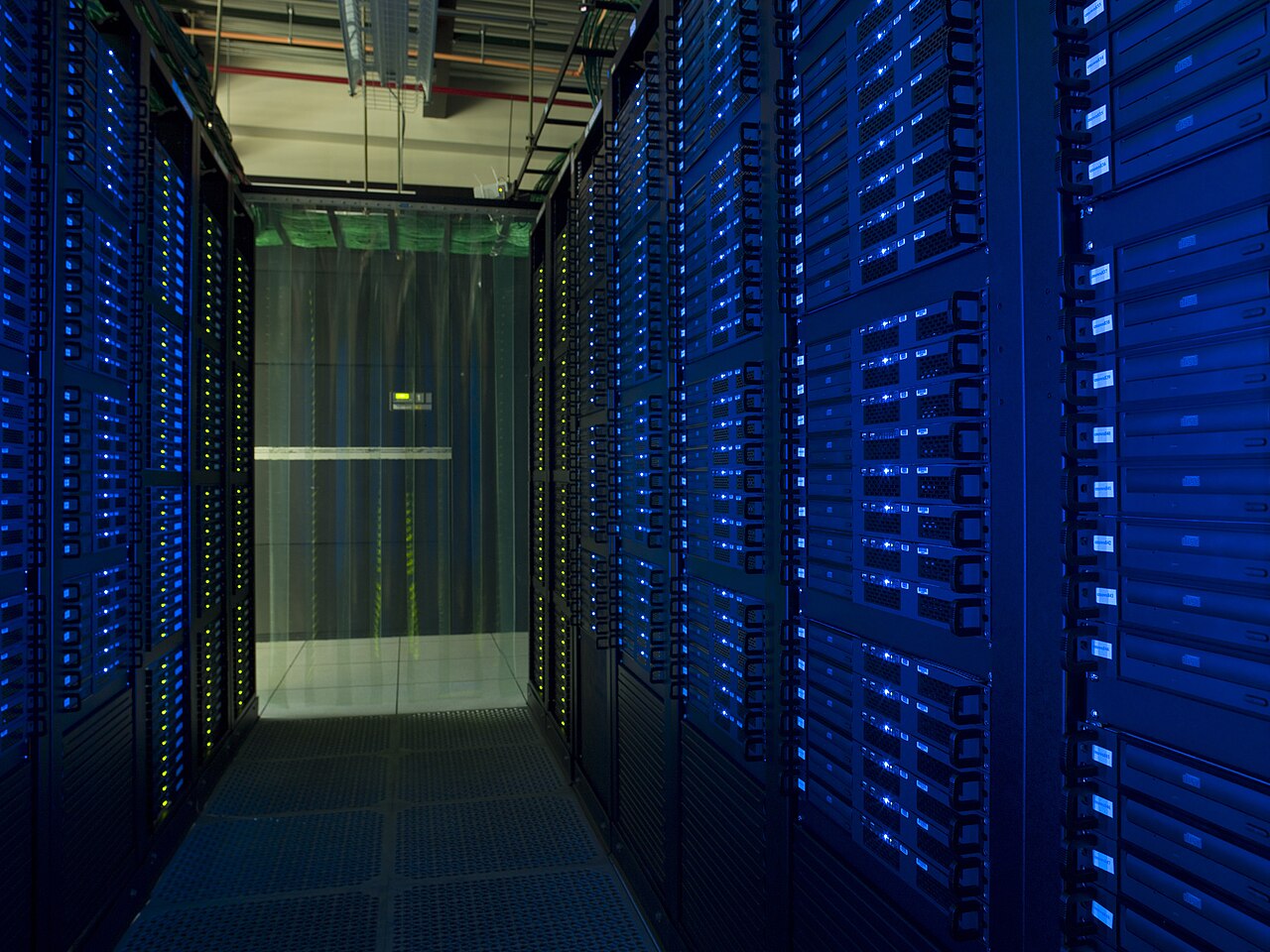 Corredor de racks em data center durante migração